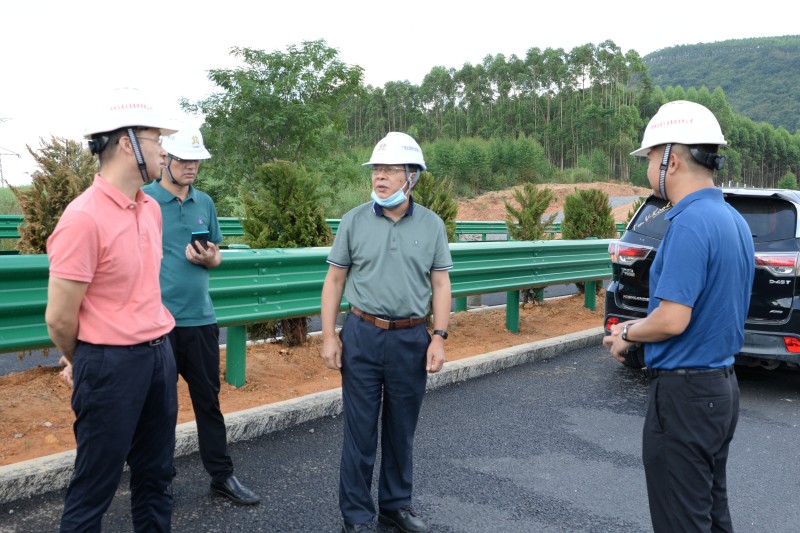覃炳賢（右二）檢查蒙象來高速沿線交安、綠化工程_副本.jpg